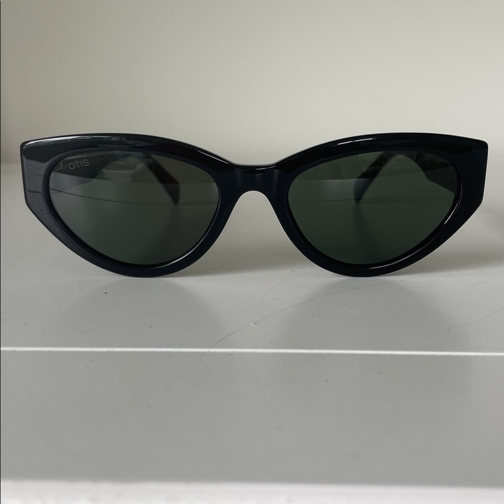 Elegant Black Cat-Eye Sunglasses
